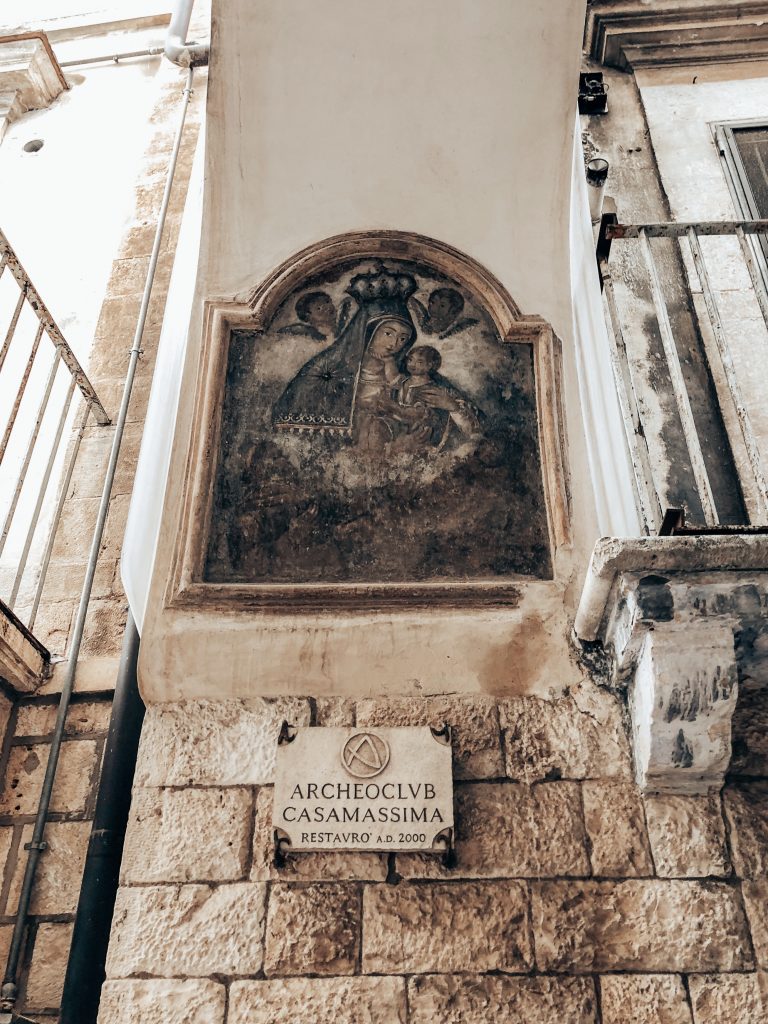Edicola votiva della madonna di Costantinopoli a  Casamassima, il paese azzurro