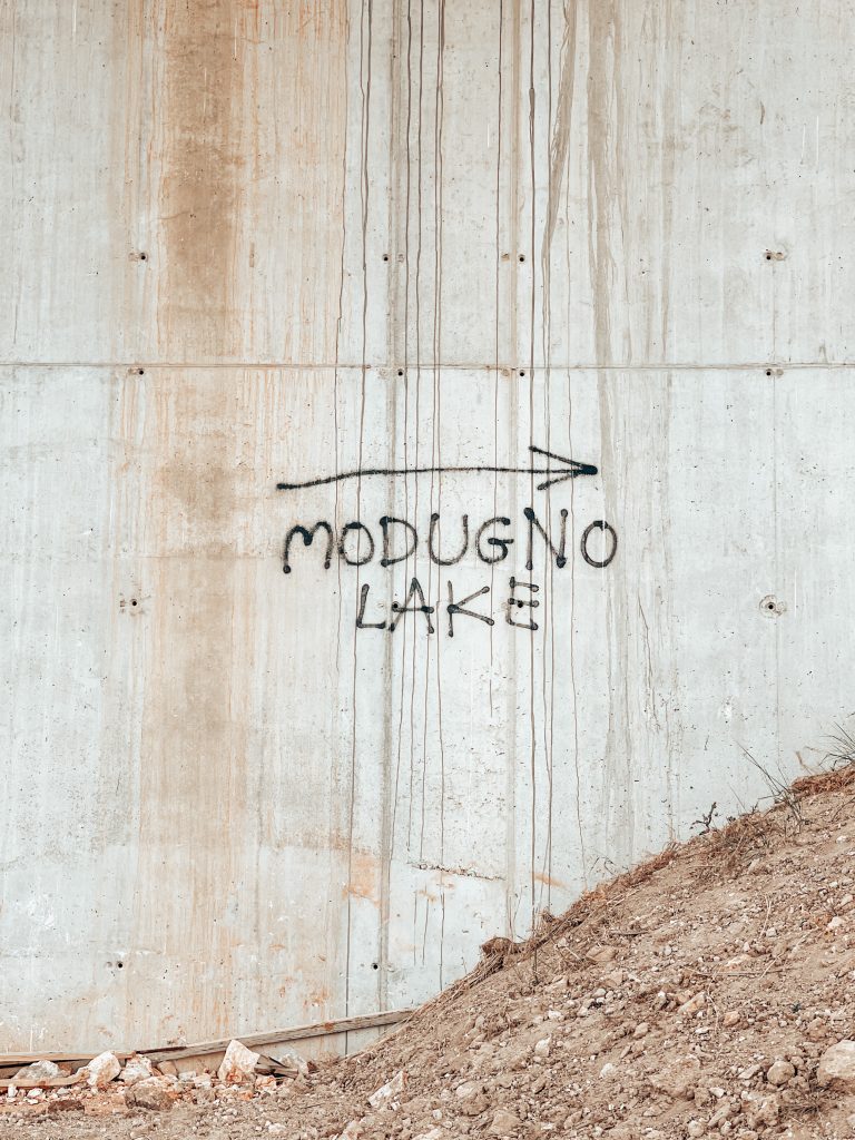 Scritta "modugno lake" sul tragitto per raggiungere il lago di Modugno