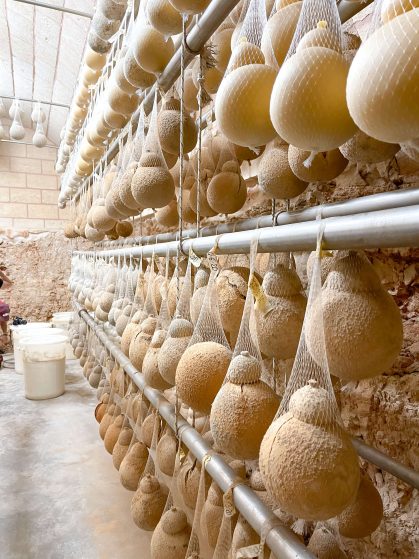 Grotta con formaggi presente a Masseria Le Pianelle - Martina Franca - Valle d'Itria