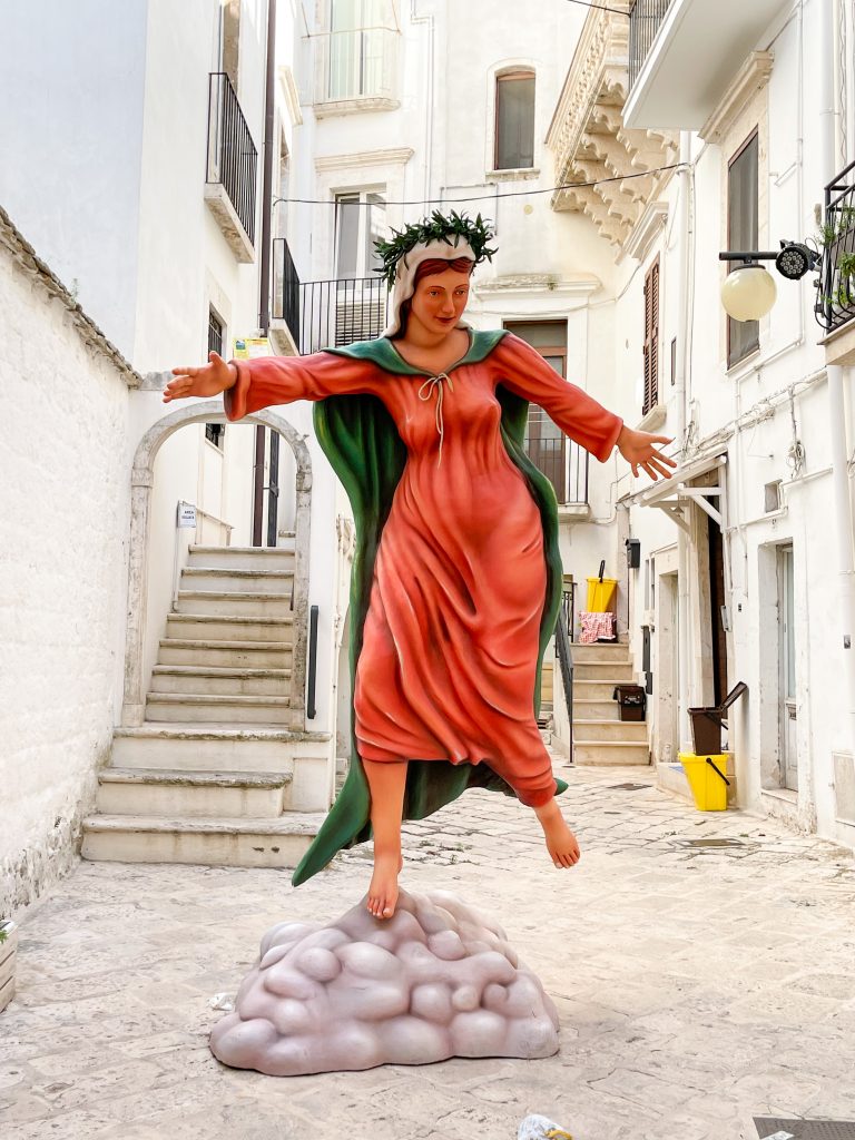 Creazioni in cartapesta a Putignano per rivivere la Divina Commedia di Dante