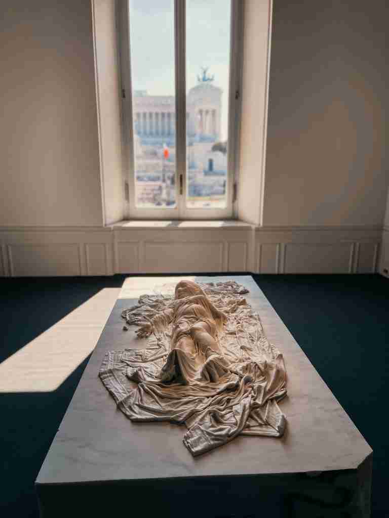 Il figlio velato: l'opera di Jago in mostra a Palazzo Bonaparte a Roma