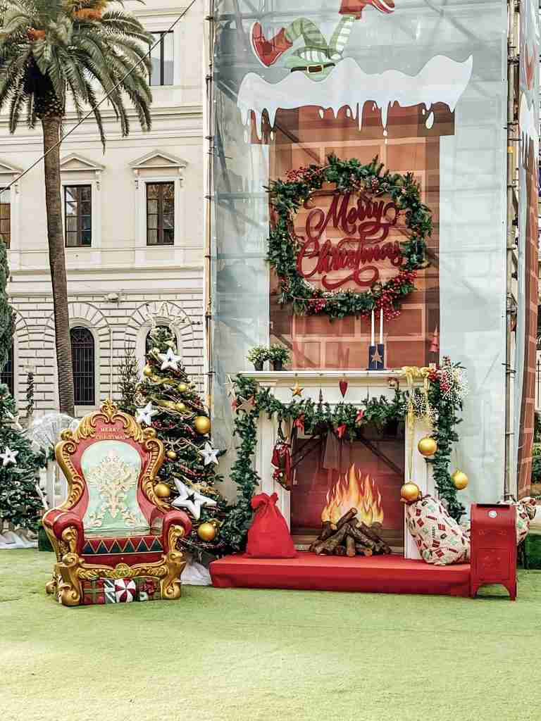 Villaggio di Babbo Natale in Piazza Umberto a Bari. Natale 2022 in Puglia.