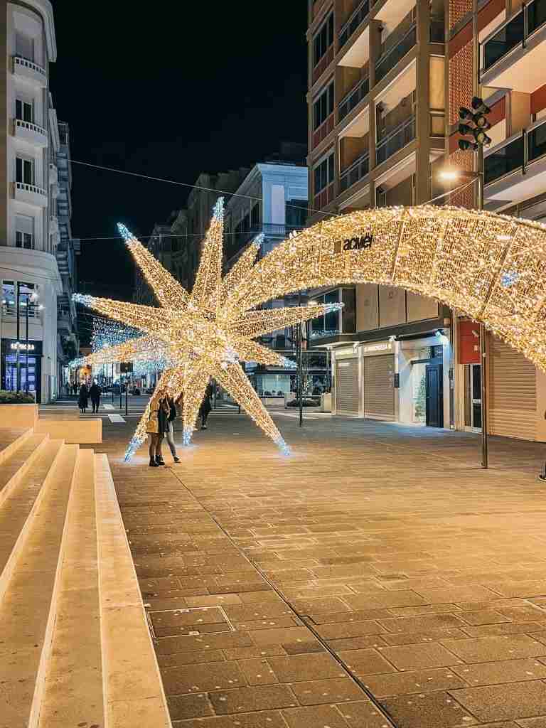 Installazione luminosa in Via Sparano a Bari per il natale 2022 in Puglia