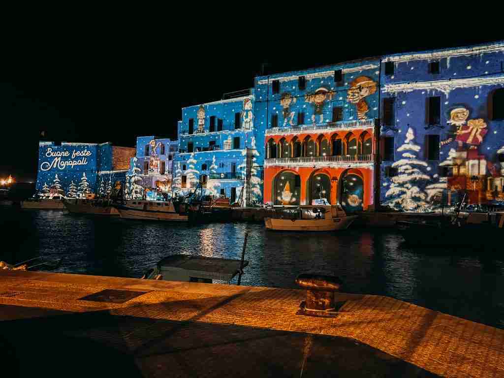 Proiezioni su Porto vecchio a Monopoli. Natale 2022 in Puglia