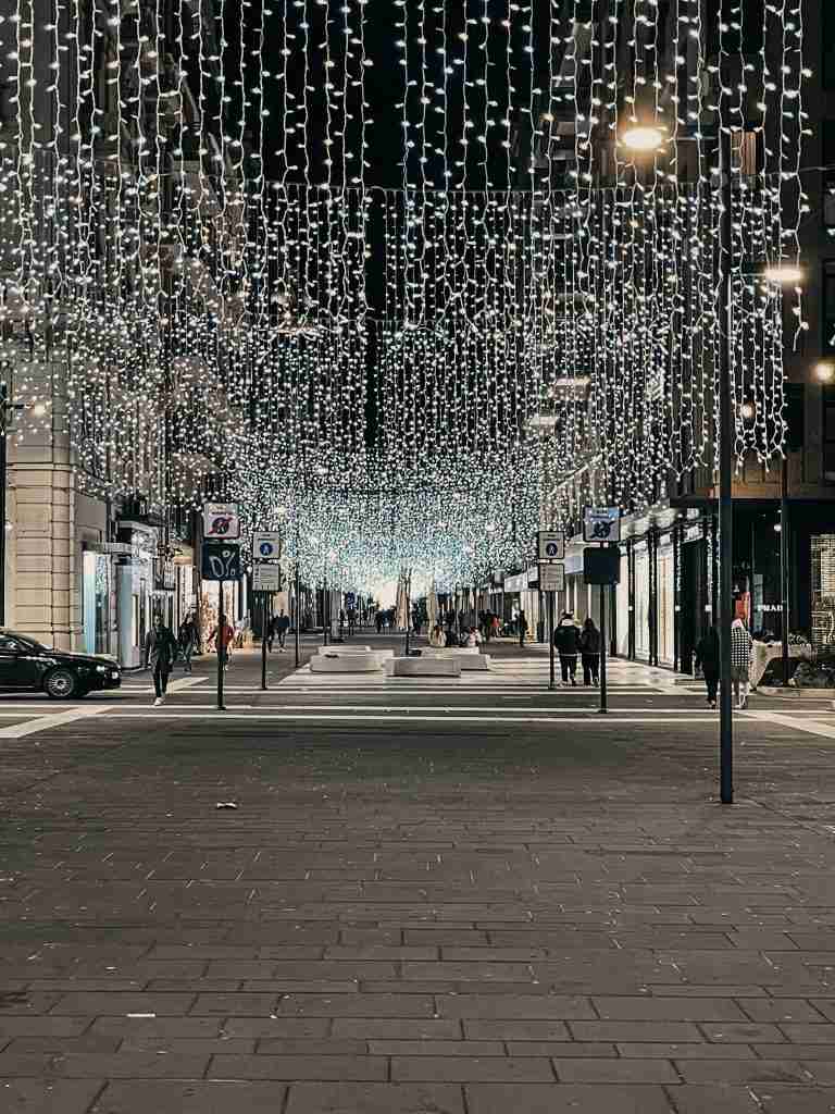 Via Sparano con decorazioni natalizie. Natale 2022 in Puglia