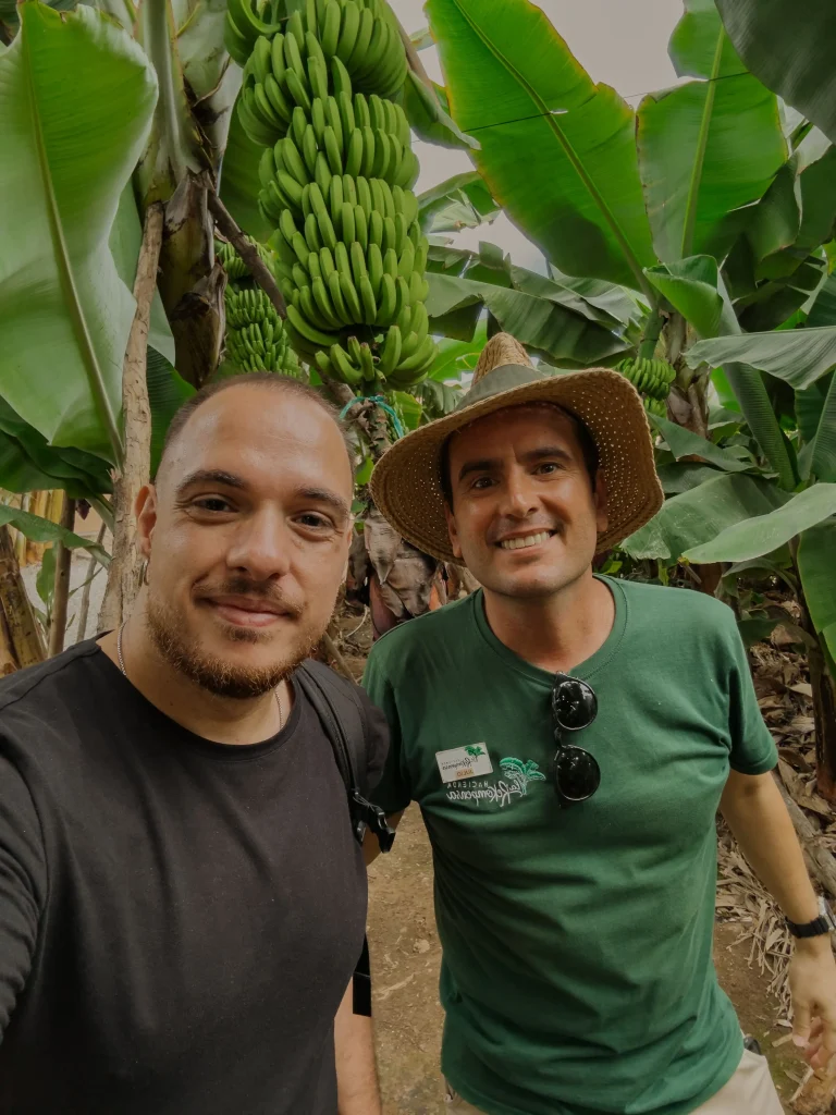 Mariano Di Venere (theredmari) e la guida Julio a El mundo del platano, la piantagione di platano canario ad Arucas in Gran Canaria