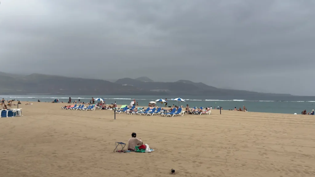 Il fenomeno de la Calima a Gran Canaria, nello specifico scorcio su Las Canteras a Las Palmas