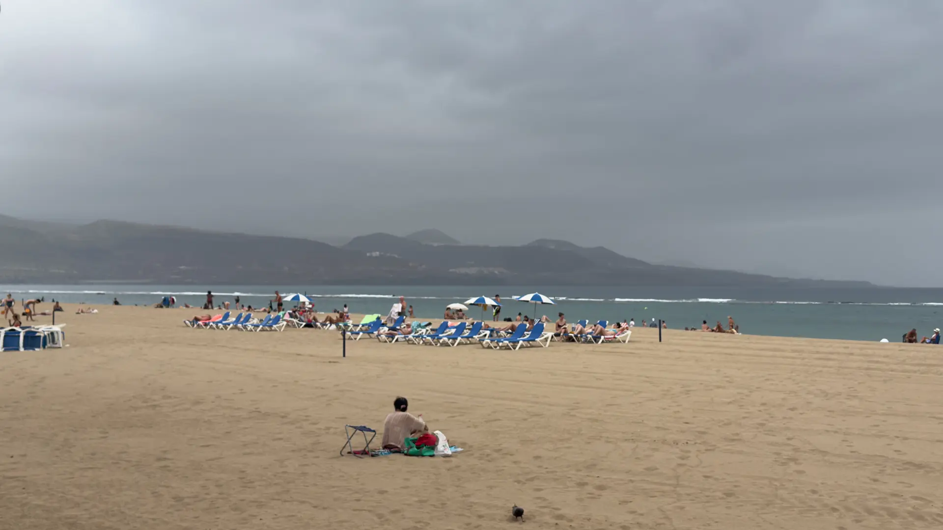 Il fenomeno de la Calima a Gran Canaria, nello specifico scorcio su Las Canteras a Las Palmas