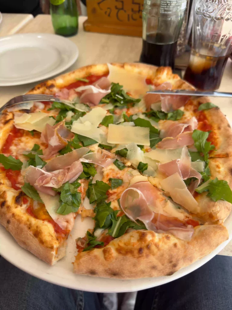 Pizza a La Cicala, ristorante sulla spiaggia a Puerto de Mogan