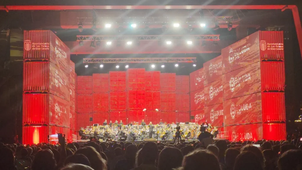 Orchestra Filarmonica di Gran Canaria durante il concerto tra i container a Las Palmas