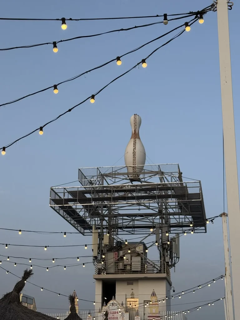 Birillo gigante sopra una struttura metallica a Holiday World Maspalomas, con le lucine accese