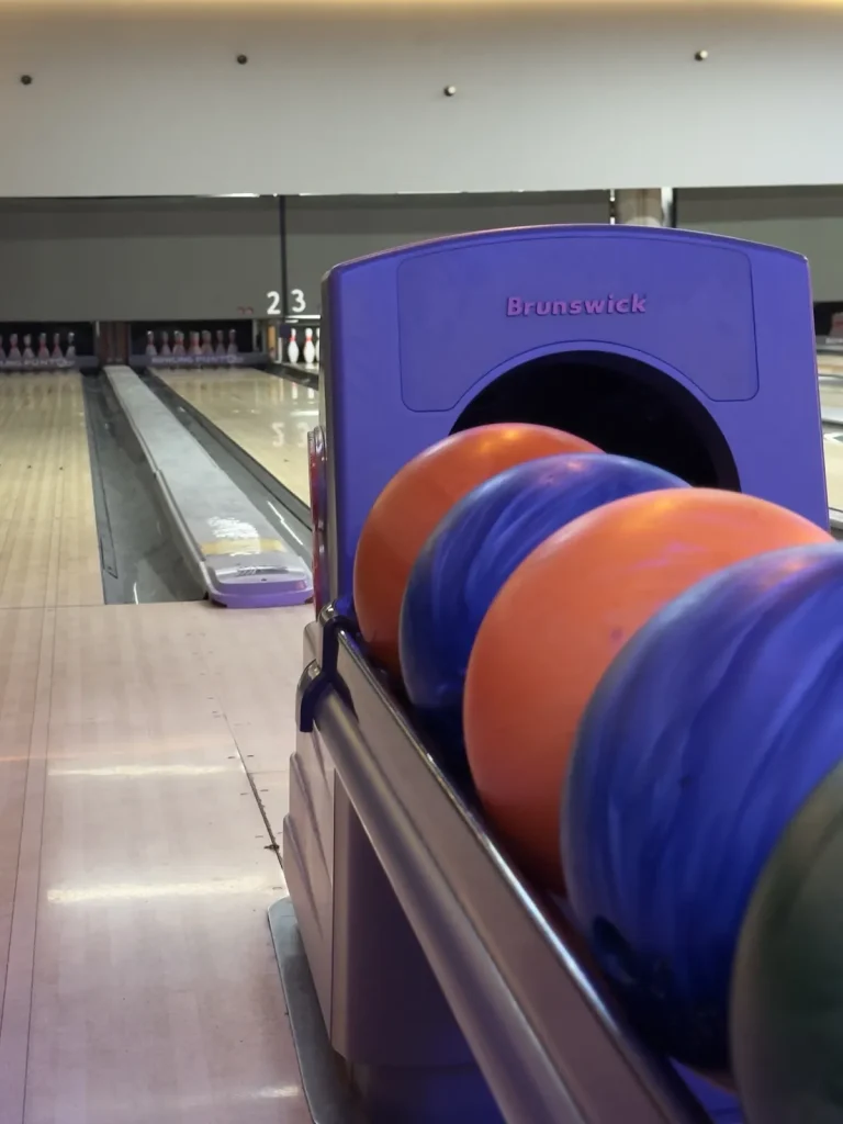 Pista da bowling a Holiday World Maspalomas con le palle arancioni e blu