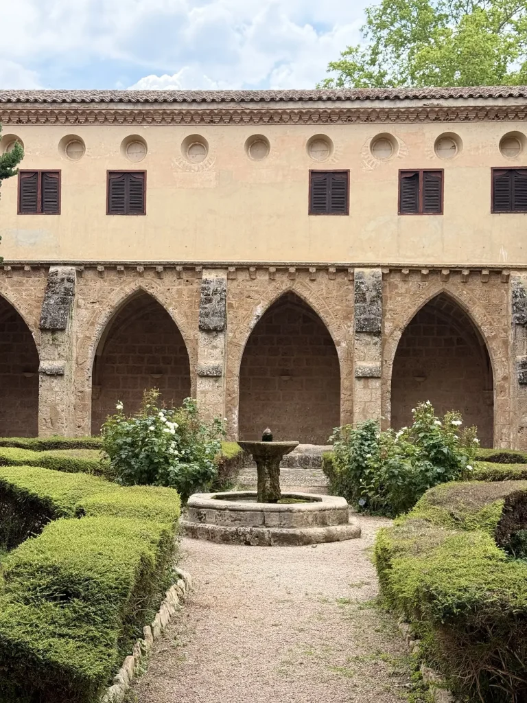 Il chiostro e il giardino del monastero cistercense di Piedra