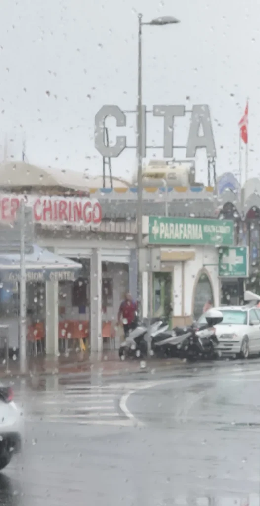 L'insegna del Cita Shopping Center a Playa del Inglés vista da un vetro bagnato dalla pioggia