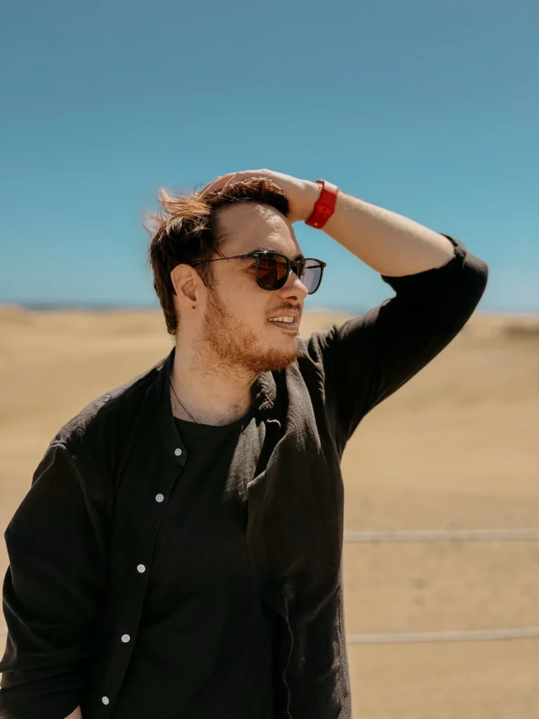 Sulle dune di Maspalomas con il vento e il cielo azzurro