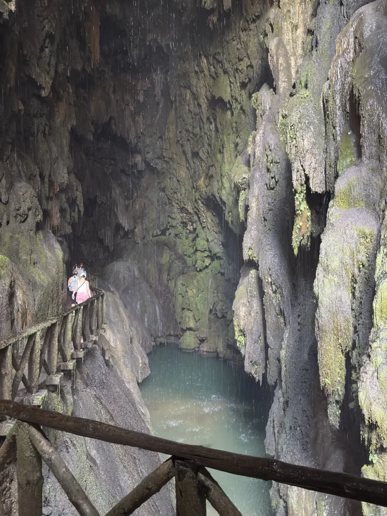 Passerella all'interno di una grotta con stalattiti nel parco del Monasterio de Piedra
