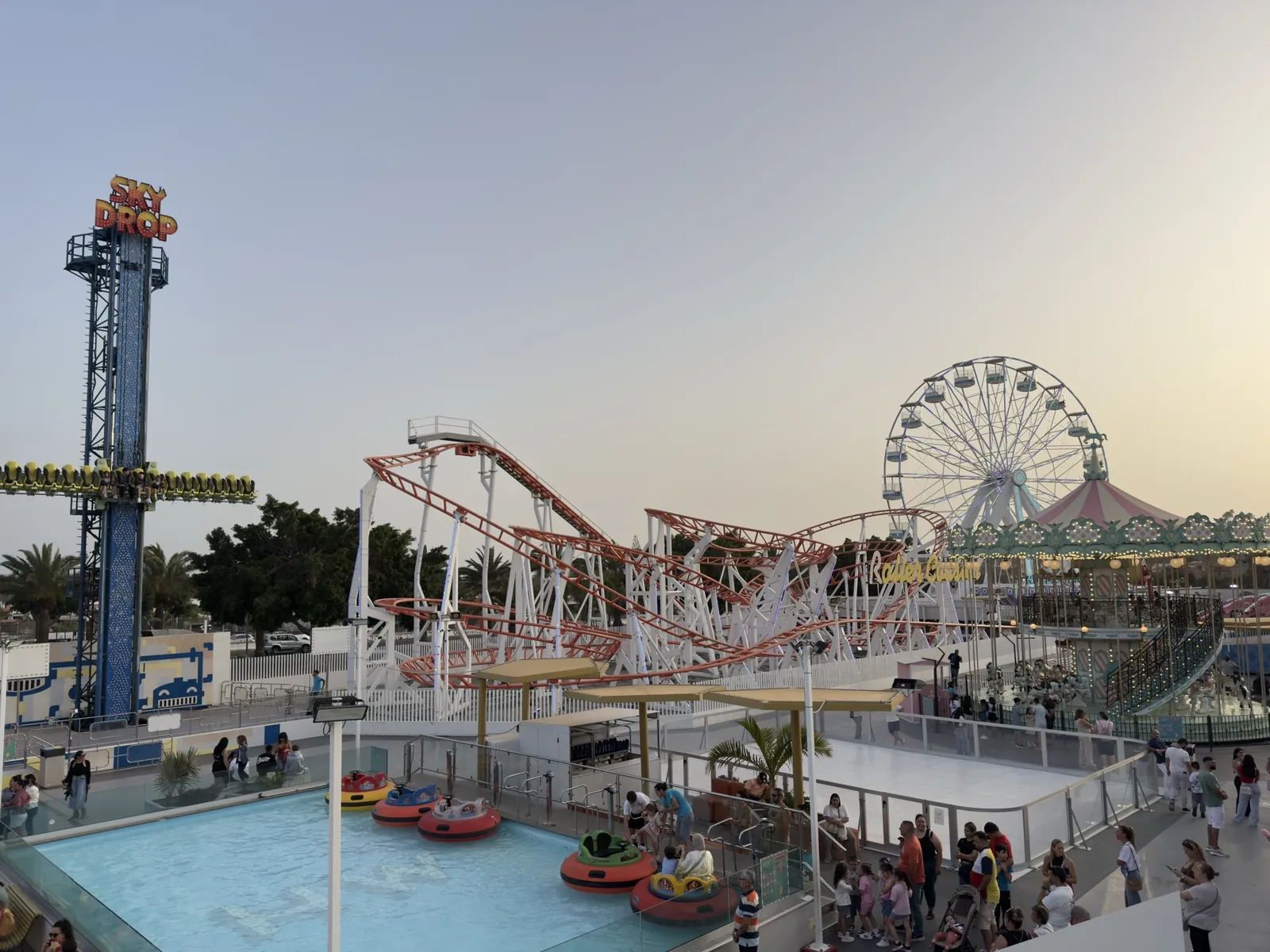 Holiday World Maspalomas: il parco al tramonto con Sky Drop, montagne russe e ruota panoramica
