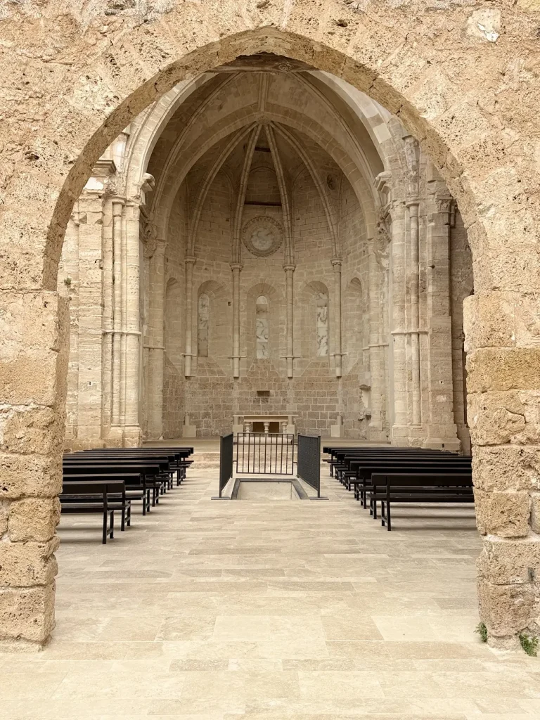 L'interno della chiesa abbaziale senza tetto del Monasterio de Piedra