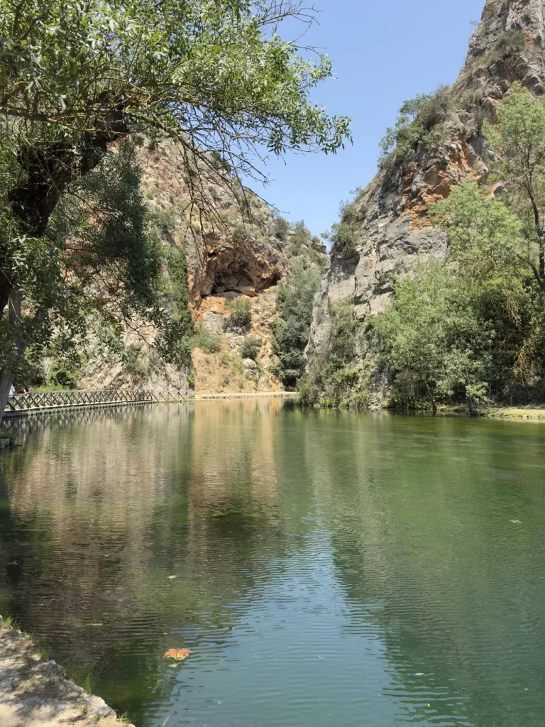 Il Lago del Espejo con il riflesso del bosco nel parco del Monasterio de Piedra