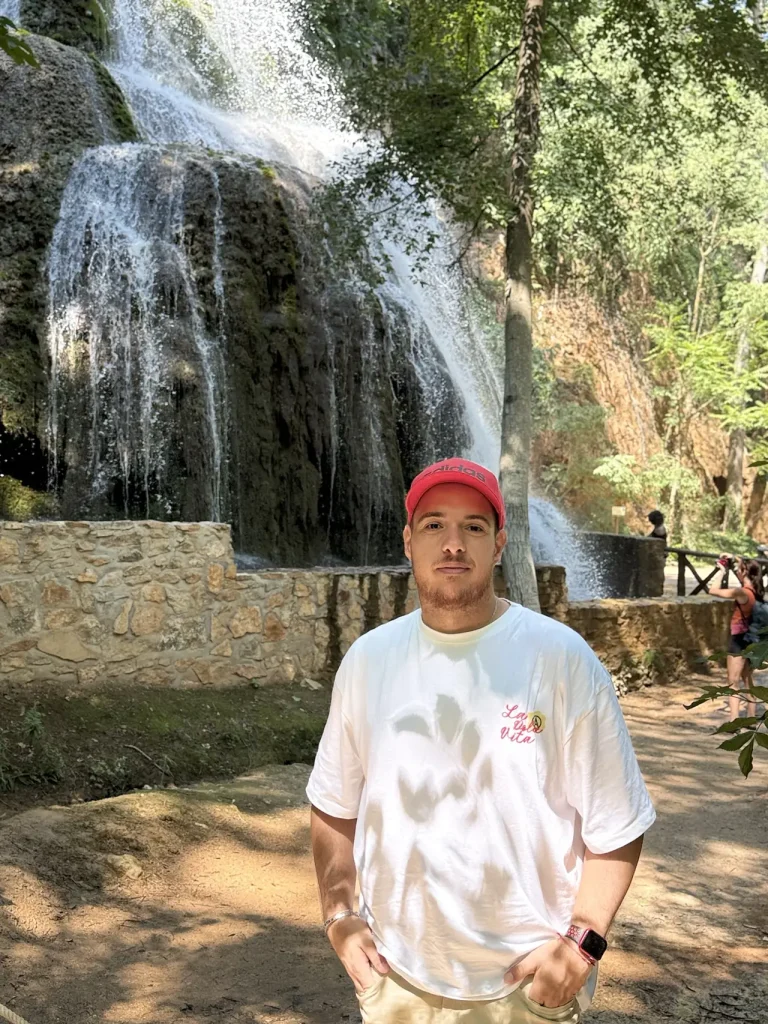 Mariano davanti a una cascata nel parco del Monasterio de Piedra