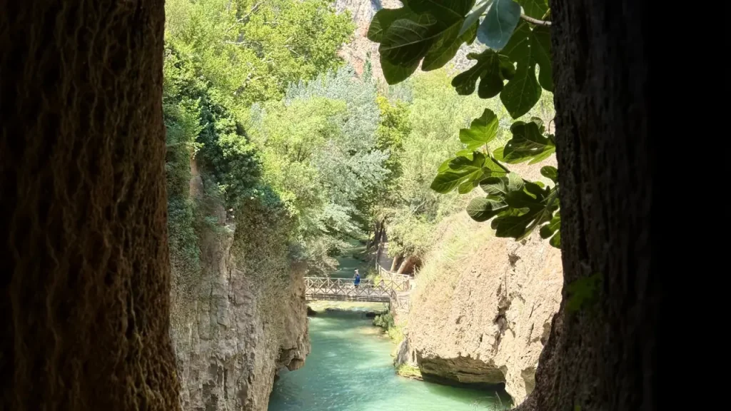 Ponte sul fiume Piedra nel parco del Monasterio de Piedra vicino Saragozza