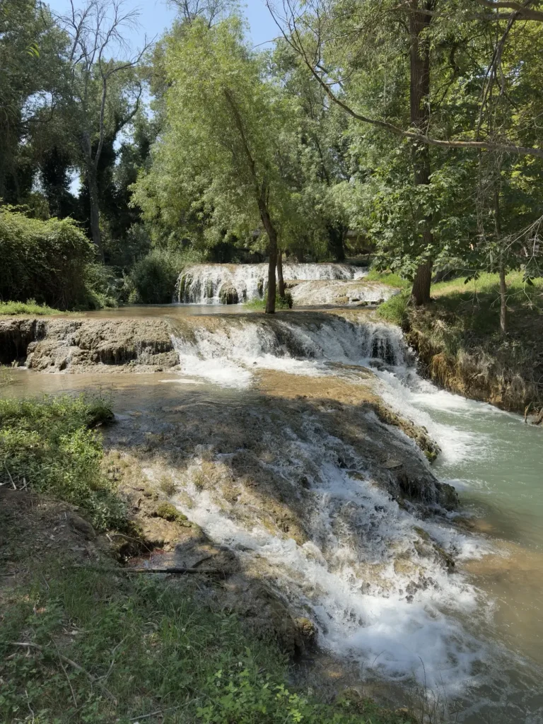 Piccole cascate lungo il fiume Piedra nel parco del monastero