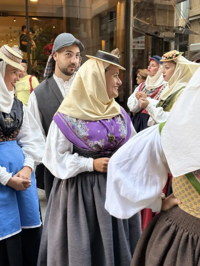 Donne in costume tradizionale con fazzoletto in testa e scialle viola alla romería di Las Palmas