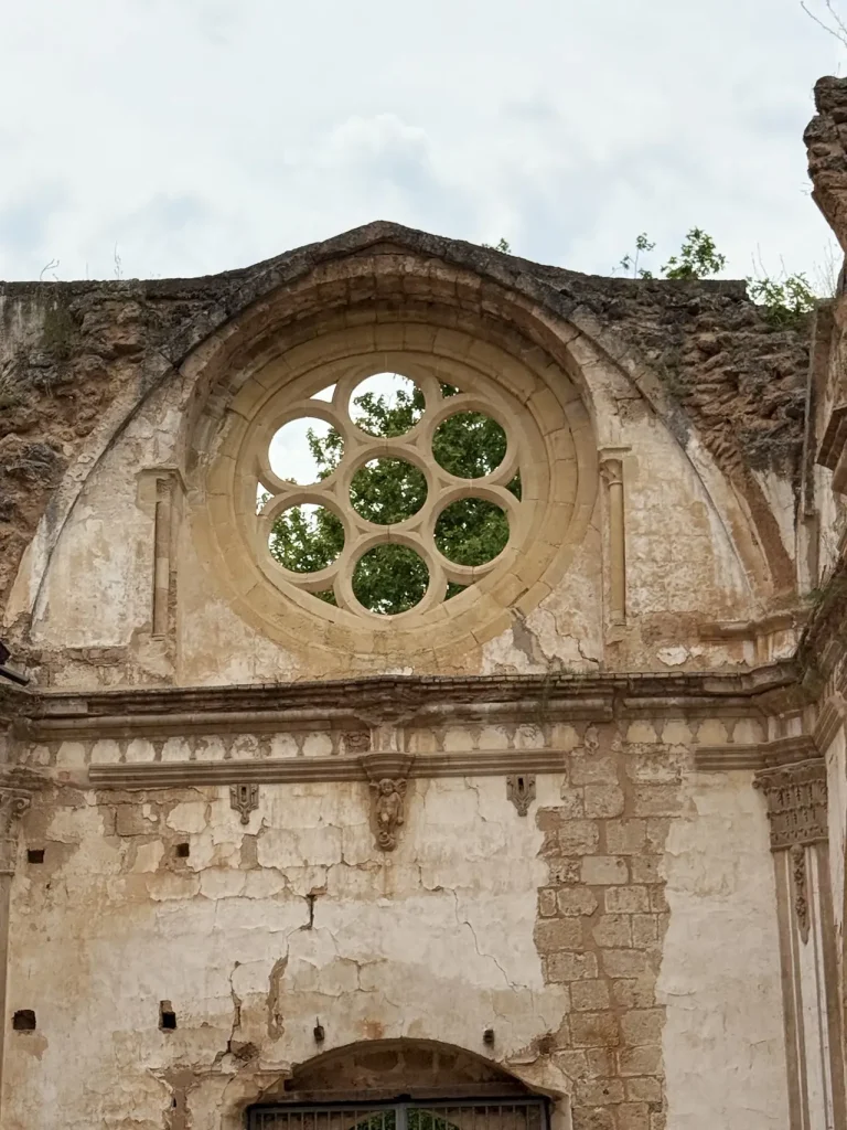 Il rosone dell'abbazia senza tetto del Monasterio de Piedra