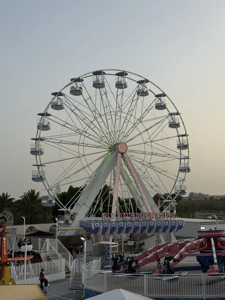 La ruota panoramica illuminata di Holiday World Maspalomas al tramonto