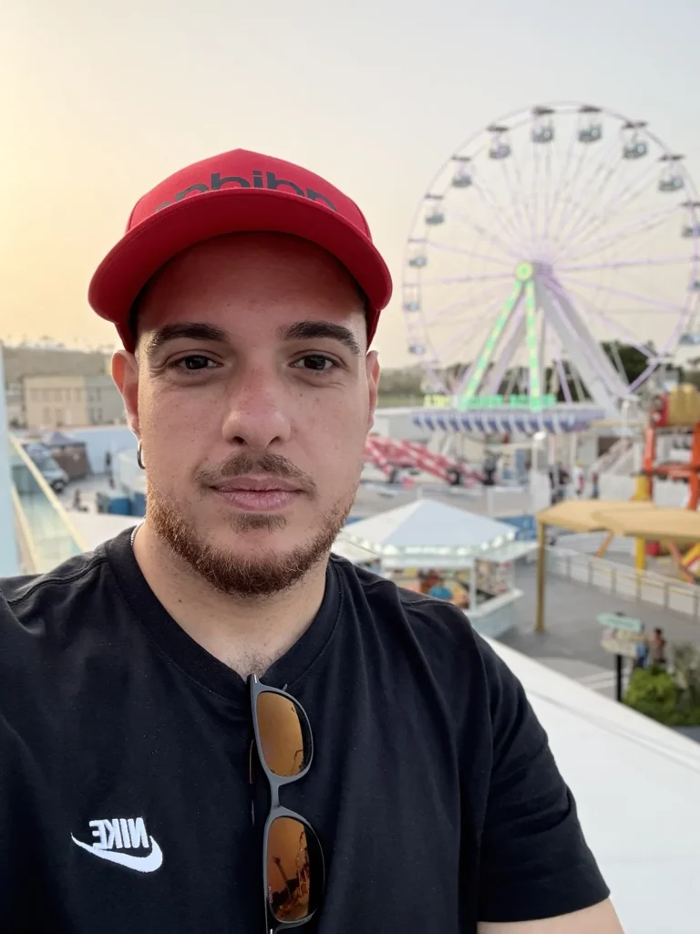 Selfie davanti alla ruota panoramica di Holiday World Maspalomas al tramonto