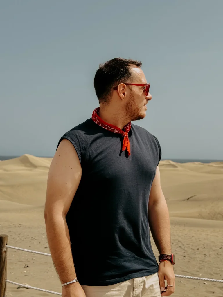 Sentiero delimitato da pali e corde tra le dune di Maspalomas