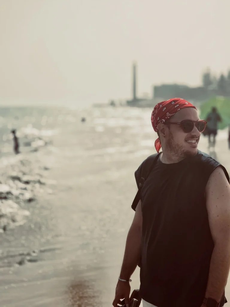 Sulla spiaggia di Maspalomas con il faro sullo sfondo