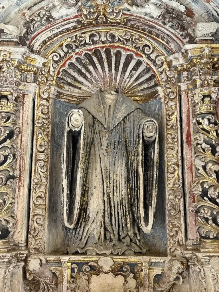 Statua di un monaco decapitata nel monastero di Piedra