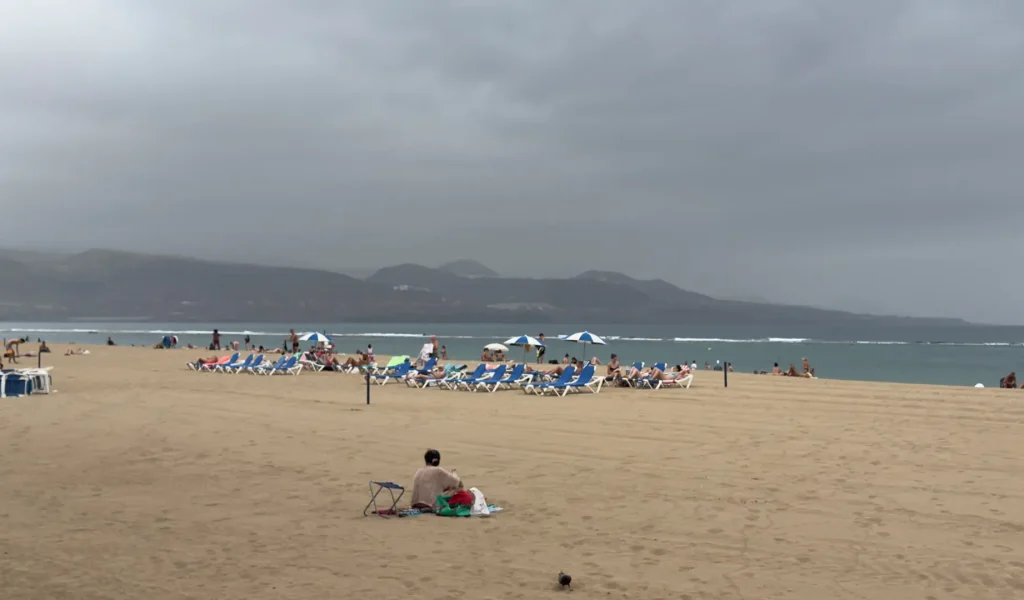 Il fenomeno de la Calima a Gran Canaria, nello specifico scorcio su Las Canteras a Las Palmas