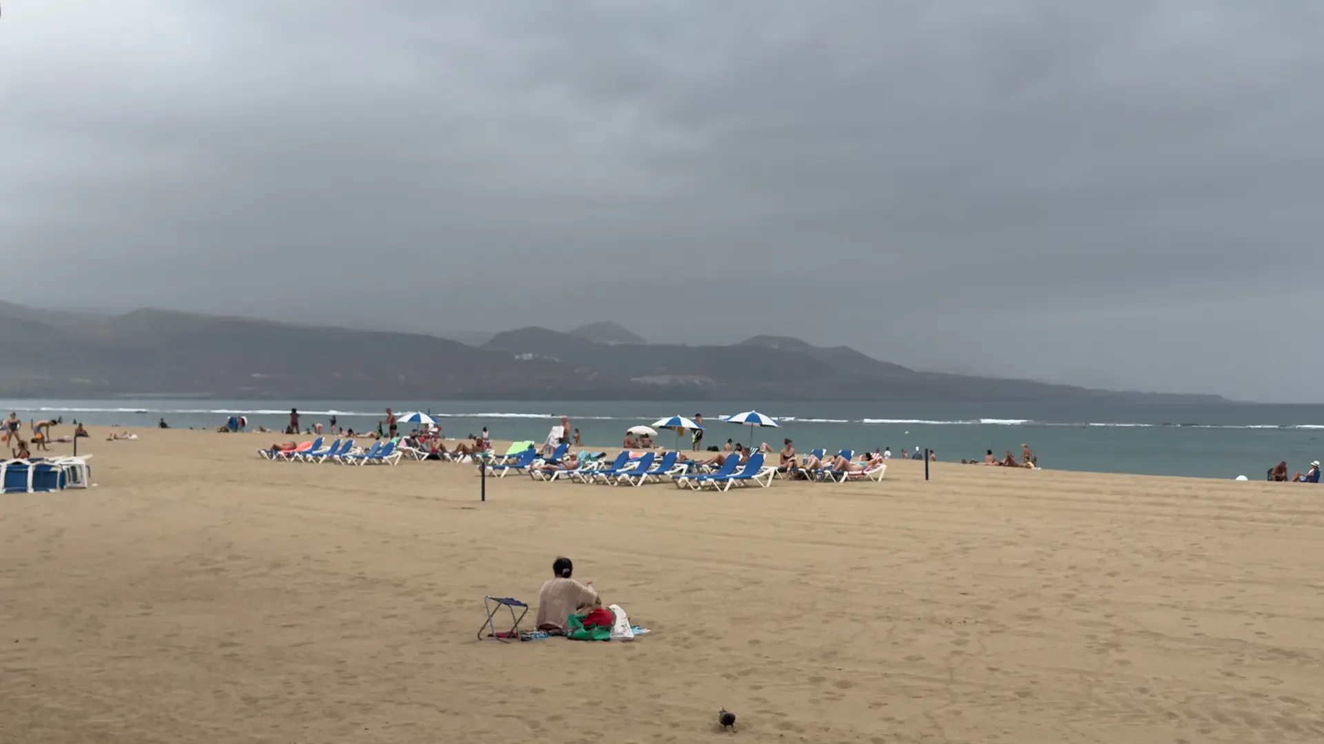 Il fenomeno de la Calima a Gran Canaria, nello specifico scorcio su Las Canteras a Las Palmas