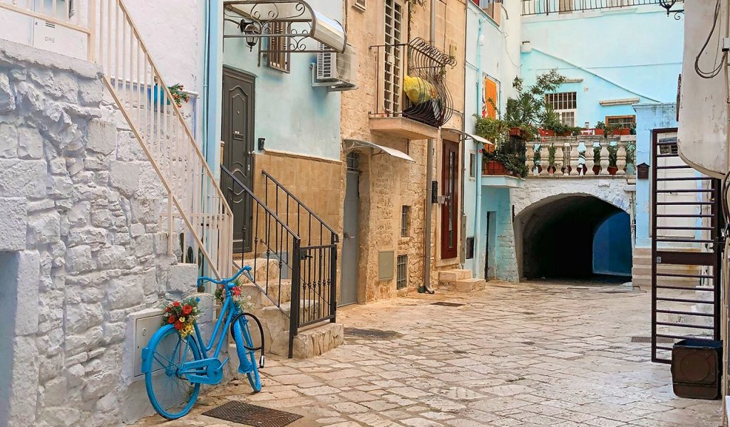 Arco delle ombre a Casamassima, il paese azzurro