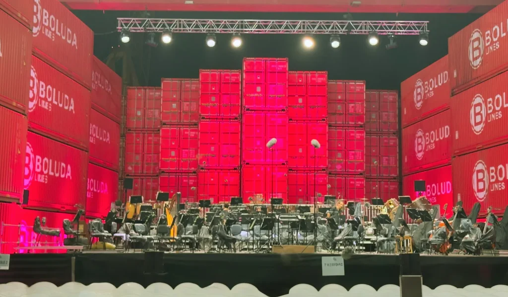 Palco del concerto tra i container a Las Palmas illuminato di rosso prima dell'inizio