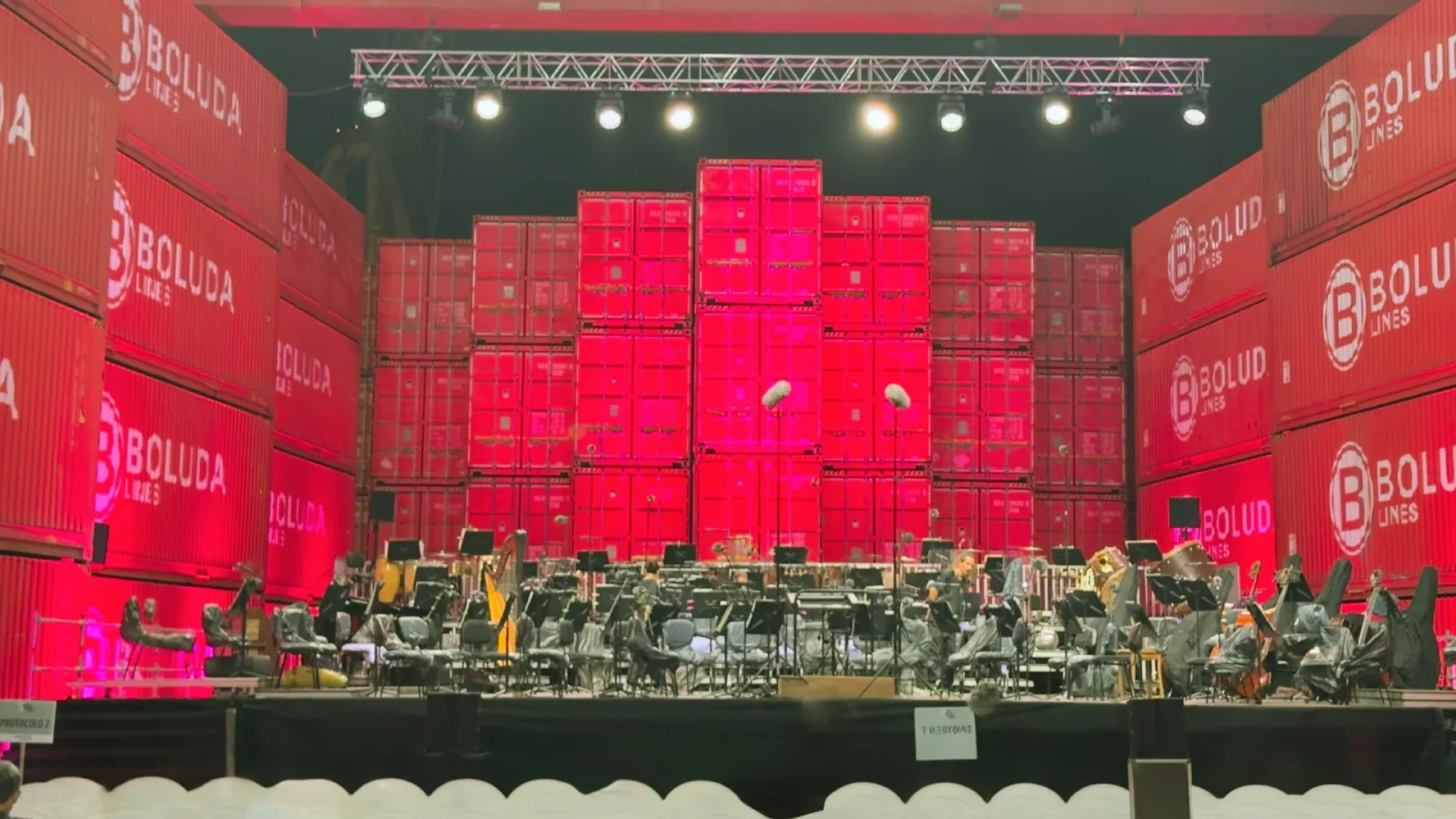 Palco del concerto tra i container a Las Palmas illuminato di rosso prima dell'inizio