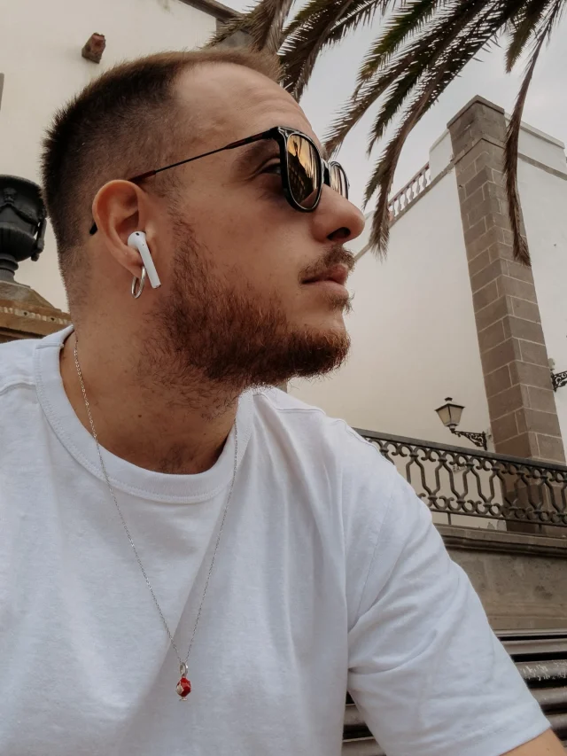 La magia di perdersi nelle città 😍

Credo che il modo più autentico per scoprire una città non sia correre tra le sue attrazioni più famose, ma lasciarsi sorprendere dalle piccole cose.

È nei dettagli che si nasconde la sua anima: una finestra socchiusa da cui filtra musica, i panni stesi che raccontano la vita quotidiana, una porta scolorita che sembra aver custodito mille storie.

Camminare senza una meta, lasciandosi guidare dall’istinto, significa regalarsi la possibilità di incontrare l’inatteso: una piazza che non era sulla mappa, un vicolo che racchiude un pezzo di storia, un sorriso scambiato con chi ti passa accanto.

Perdersi diventa allora il modo migliore per ritrovarsi, e per sentire che, in fondo, ogni città non si visita soltanto… si vive, passo dopo passo.

A Vegueta, il quartiere storico di Las Palmas, puoi fare un viaggio tra storia, architettura e stili. Un centro storico che emoziona e ti riposta indietro nel tempo.

😏 Orsù! Dimmi un po’…
Come ami scoprire un posto nuovo? Sei team tutto organizzato o vai all’aventura?