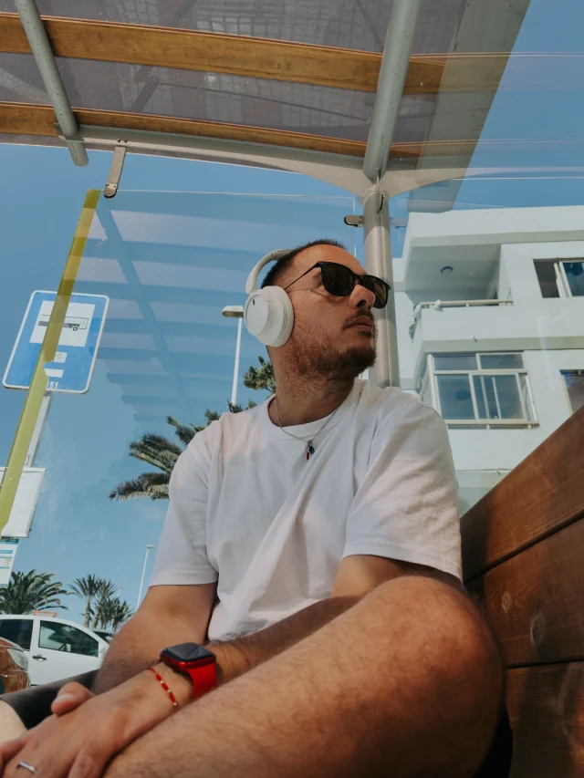 Vivere a distanza significa imparare a guardare la vita con occhi nuovi 🥹

Quando tutto cambia — luoghi, abitudini, volti — inizi a trovare conforto nelle cose più semplici: un tramonto familiare, una voce che ti pensa, un odore che ricorda casa, un luogo che hai sempre desiderato vedere.

Ricominciare significa imparare a stare bene con meno.
Ti accorgi che la felicità non dipende da ciò che lasci, ma da ciò che impari ad apprezzare ogni giorno: la semplicità, la calma, la bellezza di una vita che scorre più piano.

E forse è un po’ come il mare: a volte calmo, a volte impetuoso, ma sempre capace di riportarti a te stesso.
Perché, proprio come le onde, anche noi possiamo cambiare forma — senza mai smettere di appartenere a ciò che amiamo.

#playamelenara #grancanaria #neptunograncanaria